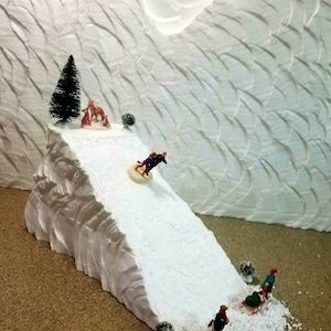 Christmas Village Platform, Diy Christmas Village Platform, Crafts To Sell Make Money, Christmas Crafts To Sell Make Money, Diy Desk Accessories, Xmas Village, Christmas Village Ideas, Train Tunnel, Lemax Spooky Town