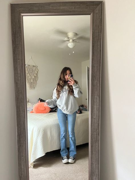 Bootcut Jeans And Converse Outfit, Casual Bootcut Jeans Outfit, Bootcut Jeans Outfit Spring, Outfit Ideas Bootcut Jeans, Boot Cut Jeans Outfit Casual, Bootcut Jeans Outfit Fall, Bootcut Jeans Outfit Aesthetic, Bootcut Jeans Outfit Casual, Outfits With Bootcut Jeans