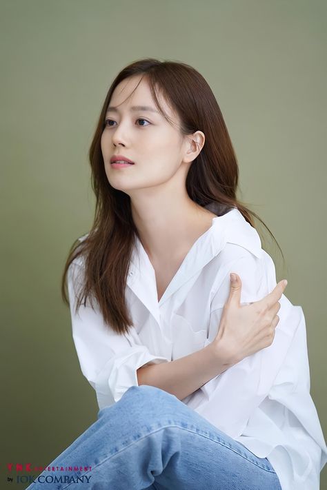 @ynkentertainment updates from the Behind-The-Scenes of Moon Chaewon's profile photoshoots 🔗https://m.post.naver.com/viewer/postView.naver?volumeNo=33208976&memberNo=33175148 #MoonChaeWon #문채원 #MoonChaewon #YNKEntertainment #IOKCompany @moonchaewon_official Profile Photoshoot, Kwon Sang Woo, Japanese Show, Moon Chae Won, Picture Comments, White Long Sleeve Blouse, Song Hye Kyo, Cute Asian Guys, Korean Actresses