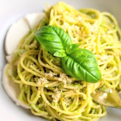 Low Sodium Pesto Sauce - Low So Recipes Tomato Spaghetti, Pesto Sauce Recipe, Sauce Pesto, Pasta Al Pesto, Diner Recept, Parmesan Recipes, Pasta Carbonara, Pesto Chicken Pasta, Homemade Pesto