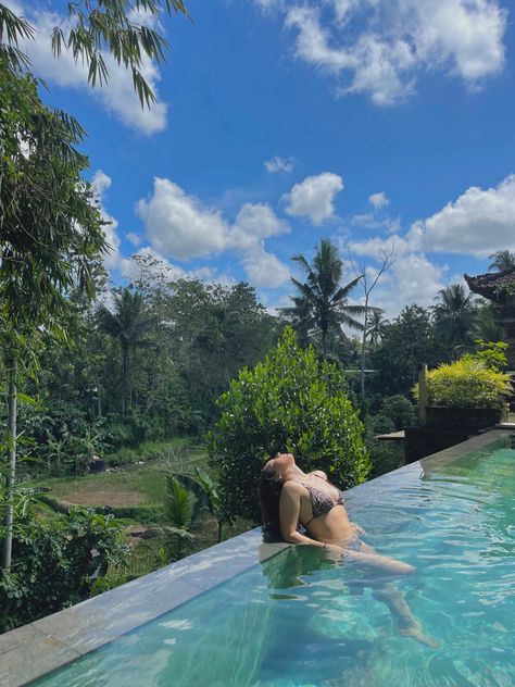 #bali #swimmingpool #holiday #aesthetic Bali Swimming Pool Ideas, Bali Picture Ideas, Swimming Pool Pose, Swimming Pool Aesthetic, Ngwe Saung, Bali 2023, Hillside Pool, Swimming Pool Pictures, Amazing Swimming Pools