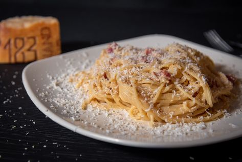 Our pasta carbonara recipe makes it easy to get great results every time (without scrambling your eggs!) Carbonara Recept, Pasta A La Carbonara, Pasta Carbonara Recipe, Resep Pasta, Carbonara Sauce, Resep Salad, Easy Pasta Salad Recipe, Carbonara Recipe, Italian Pasta Recipes