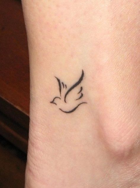 2019 Hottest Simple Small Tattoos You Must Try.I think these tattos which will make you special and different.These tattoos contains various simple small tattoos in arms，sleeve，forearm ，hand，wirst.There are some simple white and black tattoos and so on.These can meet your need. Let's this season be so different.Try it.#tattoos #smalltattoo Henna Bird Designs, Small Dove Tattoos, Simple Bird Tattoo, Small Bird Tattoos, Dove Tattoos, Bird Tattoo Wrist, Small Bird Tattoo, Petit Tattoo, Tattoo Bird