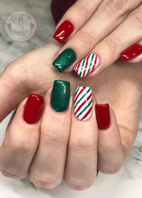 Christmas Nail Ideas Green And Red, Xmas Nail Designs 2023, Red And Green Striped Nails, Red And Green Short Nails, Xmas Gel Nail Designs, Red And Green Christmas Nails Simple, Red And Green Christmas Nails Holidays, Red And Green Xmas Nails, Red White And Green Christmas Nails