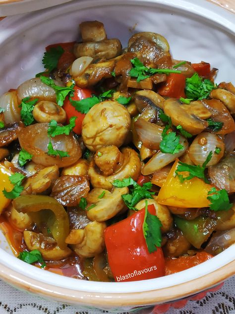 Mushroom Chilli/ Mushroom Chilli Recipe Mushroom Chilli Recipe, Chilli Mushroom Recipe, Chilli Mushroom, Veg Chili, Veg Stir Fry, Garlic Mushrooms Recipes, Vegetables Dishes, Mushroom Curry, Chilli Recipe