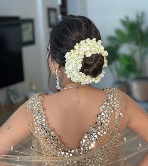 Bridal Buns Indian, Flower Bun Hairstyle, Bride Bun, Indian Bun Hairstyles, Bridesmaid Hair Inspo, Hair Style On Saree, Flower Bun, Wedding Bun Hairstyles, Bridal Bun