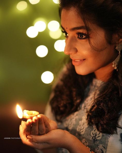 130.2k Likes, 552 Comments - Rajisha Vijayan (@rajishavijayan) on Instagram: “Diwali happens to be one of my most favourite festivals. From cleaning house on the day before that…” Sahar Khan, Rajisha Vijayan, Choti Diwali, Aesthetic Photography People, Lakshmi Pooja, Diwali Photography, Diwali Pictures, Diwali Photos, Sisters Photoshoot Poses