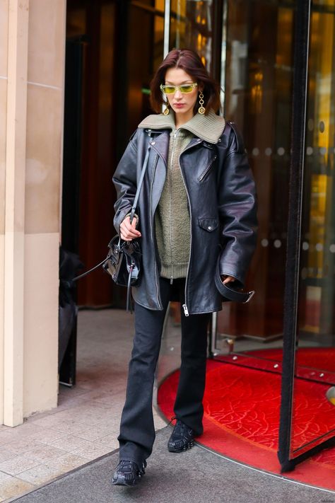 Model Off Duty Style Winter, Long Sleeve Winter Fur Coat For Streetwear, Model Off Duty Style Leather Jacket, Winter Streetwear Fur Coat With Faux Fur Trim, Winter Streetwear Fur Coat With Long Sleeves, Bella Hadid Leather Jacket, Bella Hadid Street Style, Cold Fashion, Bella Hadid Outfits