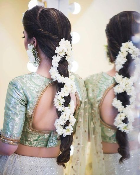 #Hairstyle Ideas For The #Brides To Be, Which Can Be Used For The #Mehendi Function https://threads.werindia.com/bride-to-be/6-hairstyle-ideas-for-the-brides-to-be-which-can-be-used-for-the-mehndi-function/ #Threads Event Hairstyles, Bridal Hairstyle Indian Wedding, Hair Style On Saree, Saree Hairstyles, Engagement Hairstyles, Bridal Hairdo, Bridal Hair Buns, Indian Wedding Hairstyles, Flowers In Her Hair