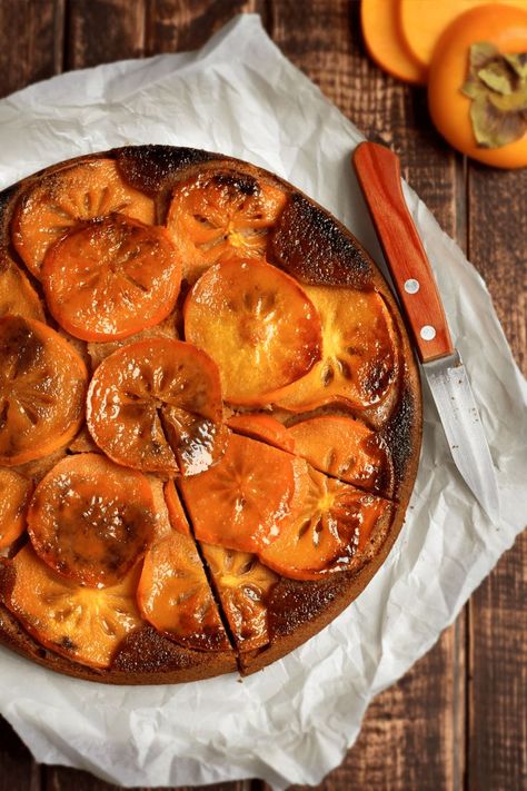 Maple Persimmon Tatin Cake Persimmon Cake Recipe, Persimmon Cake, Maple Syrup Cake, Cake Recipes Vanilla, Holiday Entrees, Carrot Cake Recipes, Syrup Cake, Upside Down Cakes, Healthy Recipes Breakfast