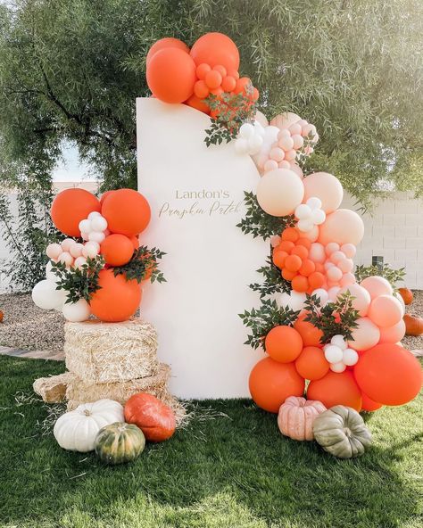 Fall Party Balloon Arch, Fall Birthday Party Backdrop Ideas, Fall Party Backdrop, Fall Party Photo Backdrop, Fall Balloons Decorations, Pumpkin Balloon Decorations, Pumpkin Party Backdrop, Pumpkin Backdrop, Pumpkin Patch Balloon Arch