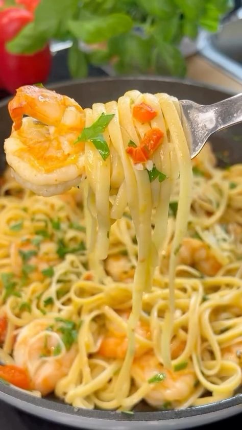 Chef Of Heart | Lemon Shrimp Pasta Without Cream! 🍤 🍝 Simple & delicious (via: @tagesrezept_ Ingredients: •4 tbsp olive oil • 350g shrimp •2 cloves of g… | Instagram Pasta Without Cream, Lemon Shrimp Pasta, Easy Shrimp Pasta, Lemon Shrimp, Easy Shrimp, Seafood Pasta, Shrimp Pasta, Seafood Dinner, Calamari