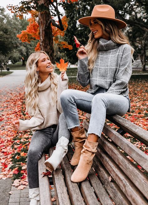 Color Coordinating Outfits For Friends, Fall Sisters Photoshoot, Bestie Photo Shoot Poses, Fall Photoshoot Outfits Friends, Best Friend Photo Shoot Outfit Ideas, Autumn Friends Photoshoot, Fall Photo Outfit Ideas, Fall Picture Poses For Friends, Fall Pictures For Best Friends