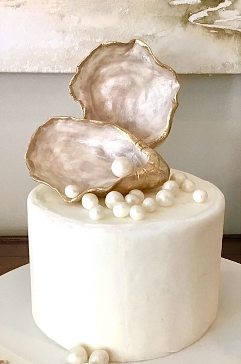 Oyster and pearls fondant cake Pretty Fondant Cakes, Oyster Cake Ideas, Oyster And Pearl Wedding, Oyster Wedding Cake, Oyster Birthday Party, Pearl Party Decor, Pearl Decorations Party, Oyster Wedding Decor, Pearl Theme Wedding