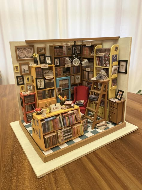 Miniature library filled with miniature books Miniature Library Book Nook, Miniature Book Store, Miniature Library Room, Miniature Library Diy, Bookstore Miniature, Cardboard Library, Diorama Library, Miniature Books Diy, Miniature Bookstore