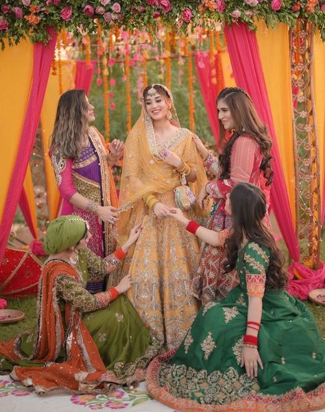 Wedding Poses For Friends, Bridal Shoot With Friends, Mehndi Poses For Bride With Friends, Mehandi Poses For Bride With Friends, Mehendi Function Photography, Mayon Poses, Mehndi Poses, Pakistani Bridesmaids, Haldi Ceremony Outfit