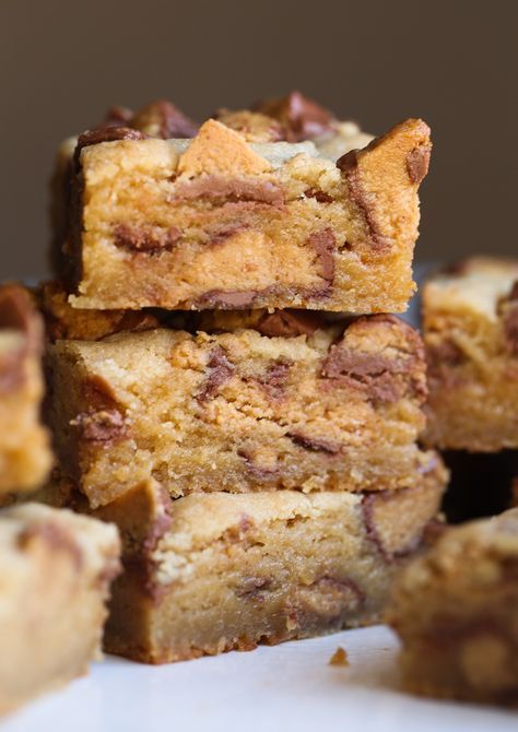 Peanut Butter Cup Blondies Peanut Butter Blondies Recipe, Blondies Cookies, Peanut Butter Blondies, Peanut Butter Cups Recipe, Peanut Butter Cup Cookies, Recipe Baking, Blondies Recipe, Peanut Butter Desserts, Peanut Butter Cup