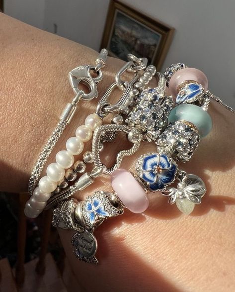 Charm Bracelet Pandora Ideas, Full Pandora Bracelet, Pandora Charm Bracelet Aesthetic, Pandora Bracelet Aesthetic, Aesthetic Pandora, Pandora Bracelet Charms Ideas, Girly Bracelets, Pandora Bracelet Designs, Pandora Jewelry Charms