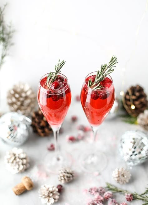 Christmas Mimosas - Christmas Morning Mimosas Morning Mimosas, Cocktails For Christmas, Christmas Breakfast Recipe, Cranberry Cocktail, Champagne Cocktails, Christmas Mimosa, Festive Cocktails, Christmas Cocktail, Festive Drinks