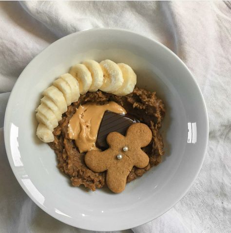 Aesthetic Christmas Breakfast, Christmas Breakfast Healthy, Christmas Breakfast Aesthetic, Christmas Oatmeal, December Food, Tiktok Acc, Winter Breakfast, Christmas Morning Breakfast, Christmas Bowl