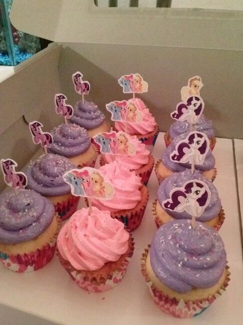 My Little Pony cupcakes My Little Pony Food Ideas, Mlp Cupcakes Creepypasta, Mlp Cupcakes, Cupcakes Mlp, Pony Party Theme, My Little Pony Party Activities, My Litter Pony Birthday Party, Pony Cupcakes, My Little Pony Cupcakes