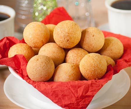 Colombian buñuelos or cheese fritters, are a mouthful of textures and flavors. They have a soft crumb and a crispy crust with a hint of sweetness and are a typical Colombian Christmas treat.Yield: 32 fritters Colombian Sweets, Colombian Bunuelos, Bunuelos Colombianos, Colombian House, Foreign Desserts, Colombian Christmas, Columbian Food, Bunuelos Recipe, Columbian Recipes