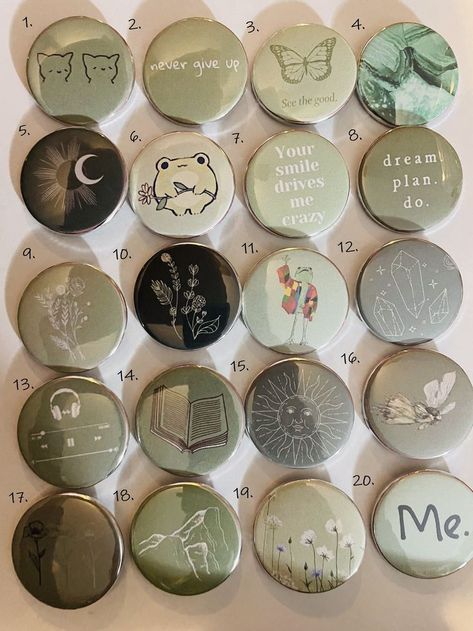 Pin Button Design Aesthetic, Pin Design Ideas Button, Diy Buttons Pins Ideas, Cute Button Ideas, Pins Design Button, How To Make Diy Pins, How To Make Diy Stickers, Button Designs Ideas, Diy Pins Buttons