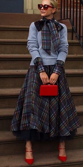 Tartan Plaid Dress Outfit, Plaid And Floral Outfit, Feme Fatale Outfit Casual, Tartan Dress Outfit, Tweed Skirt Outfit, Tartan Fashion, Design Moda, Moda Chic, Looks Street Style