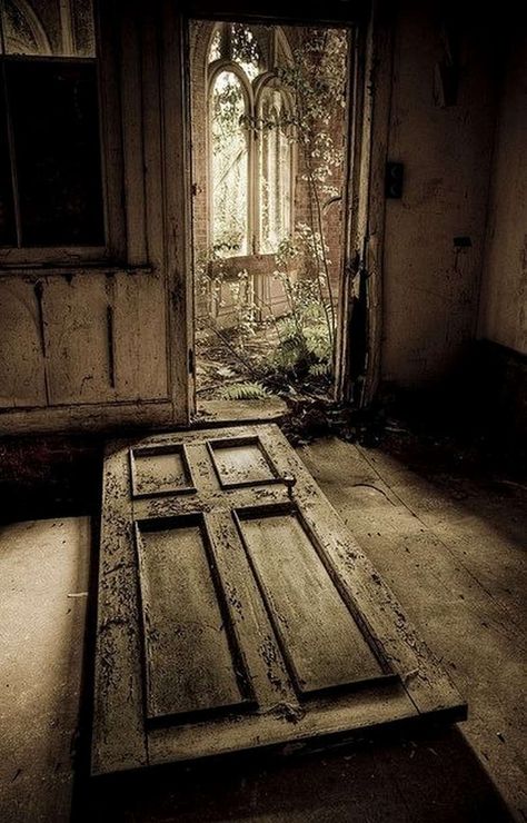 Late Night Randomness (26 Photos) – Suburban Men Urban Exploring, Famous Castles, Abandoned House, Abandoned Mansions, Old Door, Old Doors, Haunted Places, Urban Exploration, Abandoned Buildings