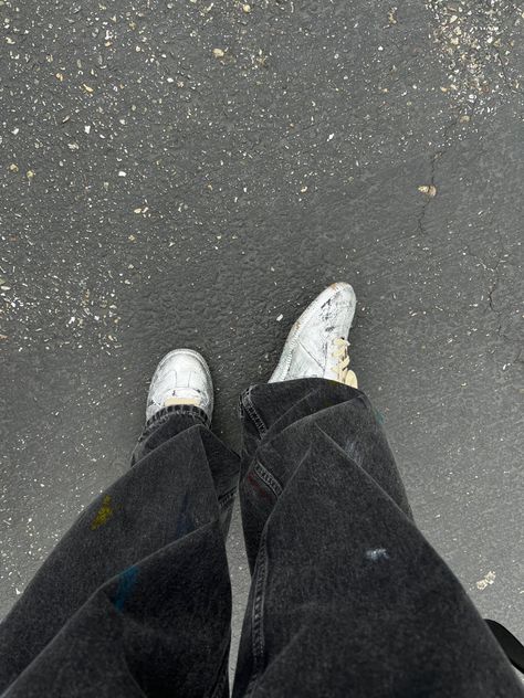 Silver sneakers and black jeans Maison Margiela Replica Outfit, Maison Margiela Replica Sneakers Outfit, Maison Margiela Replica Sneakers, Margiela Replica Sneakers, Golden Sneakers, Painted Converse, Replica Sneakers, Maison Margiela Replica, Margiela Sneakers