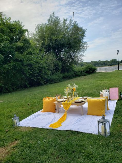 Follow us on ig @munchnpicnic Picnic Business, Picnic Event, Nella The Princess Knight, Yellow Picnic, Picnic Decor, Momo Design, Luxury Picnics, Picnic Inspo, Luxury Picnic