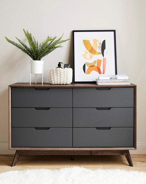 Modern Dresser Chest, Minimal Bedrooms Ideas, Bedroom Chest Of Drawers Decor Ideas, Chest Drawer Decor, Chest Drawer Decor Ideas Bedroom, Large Dresser Bedroom, Bedroom Chest Of Drawers Styling, Chest Drawer Decor Ideas, Chest Of Drawers Bedroom Modern