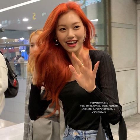 Asian Red Hair, Doyeon Wekimeki, Red Hair Inspiration, Kpop Beauty, Kim Doyeon, Red Hair Woman, Ginger Hair Color, Orange Outfit, Stylish Haircuts