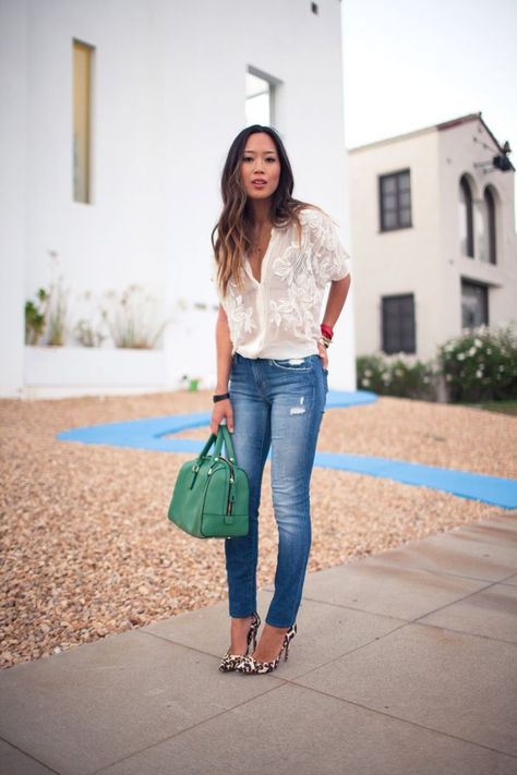 7949e456002b28988d38185bd30e77fddesc37385695ri Cute Outfits With Jeans, Blogger Outfits, Green Purse, Song Of Style, Elegante Casual, Weekly Outfits, Pretty Blouses, Looks Chic, Denim Outfit