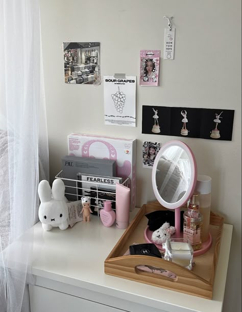 Wonyoung Bedroom Aesthetic, New Jeans Bedroom, Bedroom Decor Kpop, Kpop Poster New Jeans, Wonyoung Bedroom, Kpop Vanity, Sonny Angel Room Decor, New Jeans Room Decor, Desk Inspo Kpop