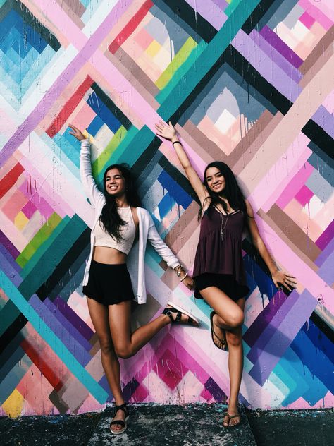 Wynwood Walls Photoshoot, Miami Pictures, Wynwood Walls, Artsy Photos, Bff Goals, Bff Pictures, Best Friend Goals, Summer Pictures, Cute Friends