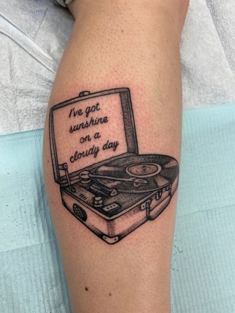 Motown Tattoo Ideas, Old Radio Tattoo, Small Vinyl Record Tattoo, Motown Tattoo, Record Tattoo Vinyl, Turntable Tattoo, Vinyl Record Tattoo, Radio Tattoo, Record Tattoo