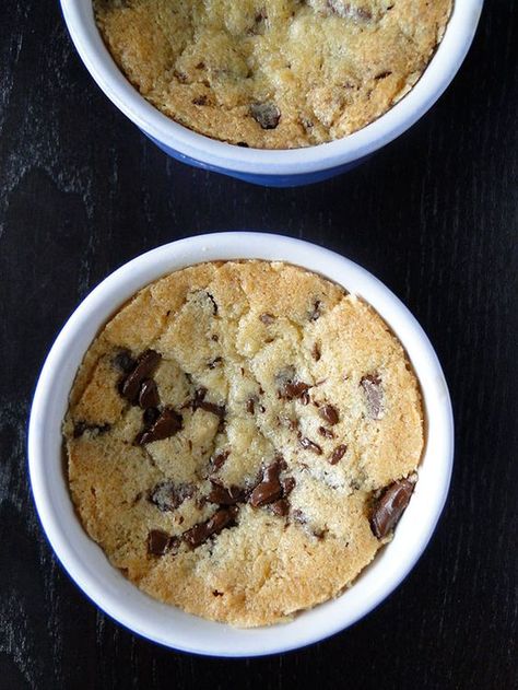 Individual Chocolate Chip Cookie Pies...Serve warm in a ramekin with vanilla ice cream. Ramkin Recipes, Deep Dish Chocolate Chip Cookie, Ramekin Dessert, Microwave Chocolate Chip Cookie, Ramekin Recipe, Cocotte Recipe, Chocolate Chip Cookie Pie, Microwave Recipe, Night Cravings