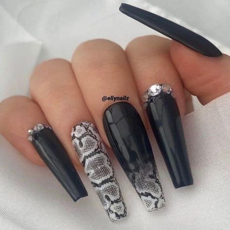 #blackacrylicnails #acrylicnails #acrylicnaildesigns #nailart #nailsdesign Black Nail Ideas Coffin, Long Black Nail Designs, Pretty Black Nail Designs, Simple Black Nail Designs, Nails Long Black, Black Nails Coffin, Acrylics Black, Cute Black Nails, Black Ombre Nails