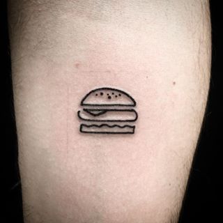 For the hamburger lovers. | 24 Super Cute Tattoos For People Who Are Slightly Obsessed With Food Tiny Food Tattoos, Food Related Tattoos, Hamburger Tattoo, Burger Tattoo, Cooking Tattoo, Tattoo Food, Pizza Tattoo, Simple Tattoos For Women, Simple Tattoos For Guys