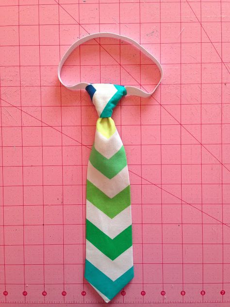 Little Bit Funky: 20 Minute Crafter {How to Make a Little Boy Tie} + {Simple, Easy & Quick Tie Free Pattern}! Boy Tie Pattern, Tie Pattern Free, Boy Sewing Projects, Sewing Projects For Guys, Couture Bb, Kids Close, Sewing Details, Boy Sewing, Baby Tie