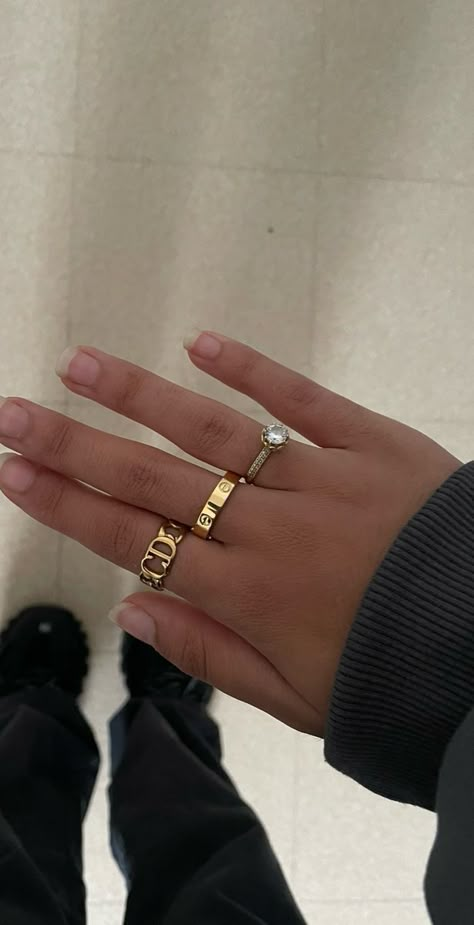 Jewelry Stack Inspiration, Ring Combos, Jewels Aesthetic, Jewelry Stack, I Love Gold, Gold Finger Rings, Expensive Jewelry Luxury, Dope Jewelry, Jewelry Fashion Trends