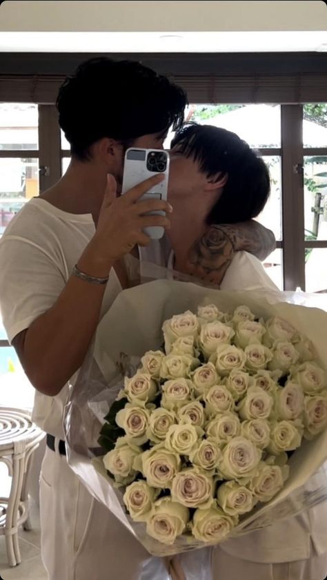 Couple Mirror Selfie Ideas, White Aesthetic Instagram, Sakura Food, Food Mochi, Wattpad Men, Honeymoon Couple, Mirror Selfie Ideas, ماثيو ماكونهي, Instagram Couples