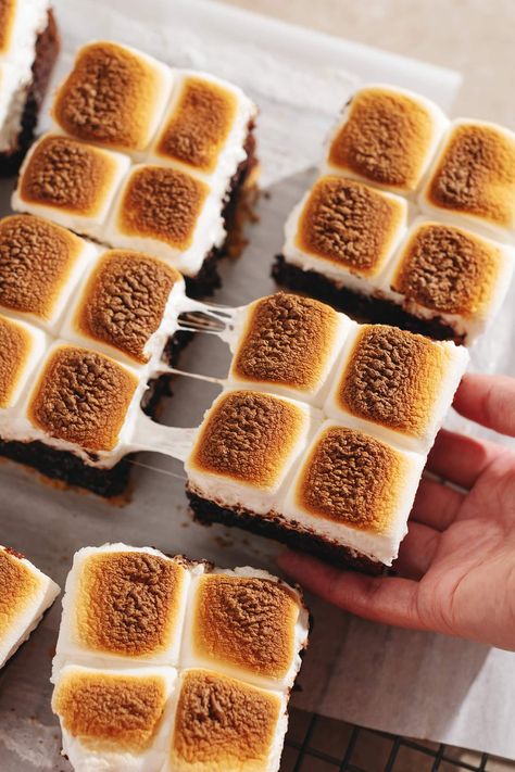 These gooey and fudgy s'mores brownies are made with a graham cracker base, rich brownie layer, and toasted marshmallows on top. It's the iconic campfire treat in brownie form! #brownies #smores #baking | teakandthyme.com Brownies Marshmallow, Brownies Smores, Smores Desserts, Smores Ideas, Brown Butter Brownies, Sales Inspiration, Marshmallow Brownies, Smores Brownies, Smores Dessert