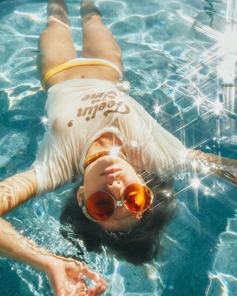 Womens Graphic Tee, Pool Photography, Summer Picture Poses, Vacation Photography, Pool Fashion, Short Rib, Vintage Swim, Photography Challenge, Inflatable Pool