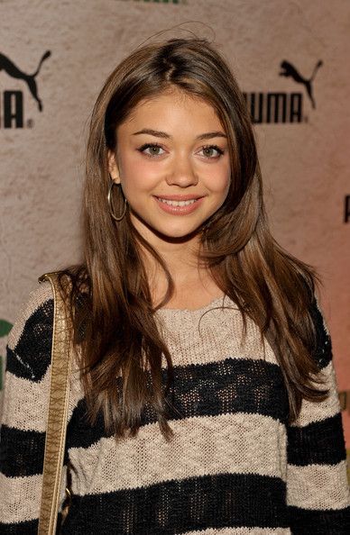 Hailey Modern Family, Sarah Hyland Hair, Haley Modern Family, Modern Family Haley, Haley Dunphy, Long Layered Haircut, V Shaped Haircut, Models Off Duty Style, Layered Cut