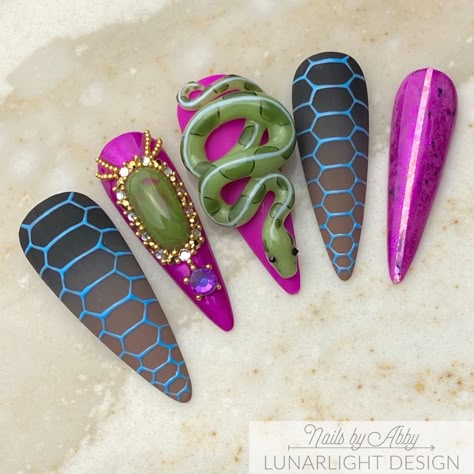 3Ds snake nail design snakes prints Sneak Nails, 3d Snake Nail Art, Halloween Snake Nails, Sculpture Nail Art, Snake Eye Nails, 3d Snake Nails, Snake Nail Design, Snake Nail, Snake Nail Art