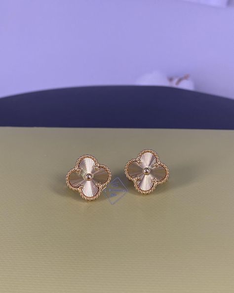 #vca #vintage #vancleefarpels Vca Guilloche, Vca Earrings, Vintage Alhambra Earrings, Alhambra Earrings, Van Cleef Arpels, Cool Girl, Stud Earrings