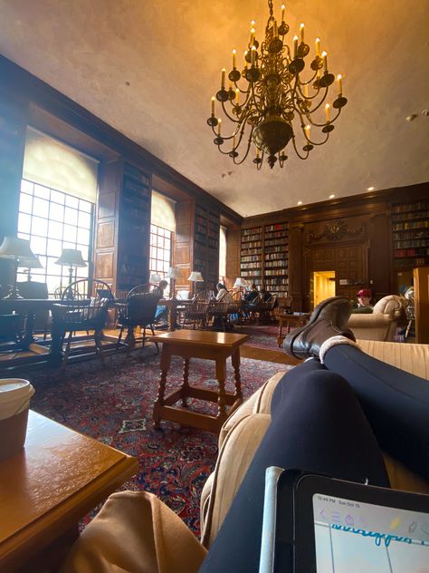 Campus Library Aesthetic, Harvard Professor Aesthetic, Trinity College Cambridge, Harvard Student Aesthetic, Harvard University Aesthetic, Harvard Psychology, Harvard Graduation, Bookshelves Inspiration, Harvard Aesthetic