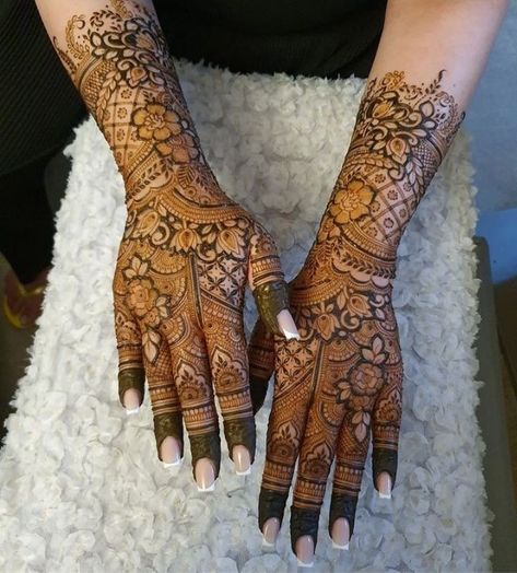 Mehedi Design Semi Bridal, 2 Hand Mehndi Designs, Semi Bridal Mehendi Design Back Hand, Mendi Night, Gorgeous Henna Designs, Mehndi Book, Engagement Mehendi, Party Henna, Mehandhi Designs